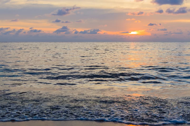 Золотой восход и закат над морем, океанские волны
