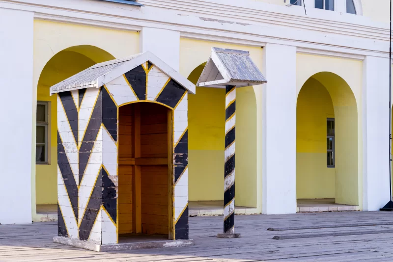 Старая полосатая будка пограничника без охраны