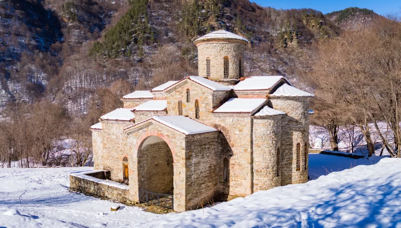 Древний храм в заснеженных горах