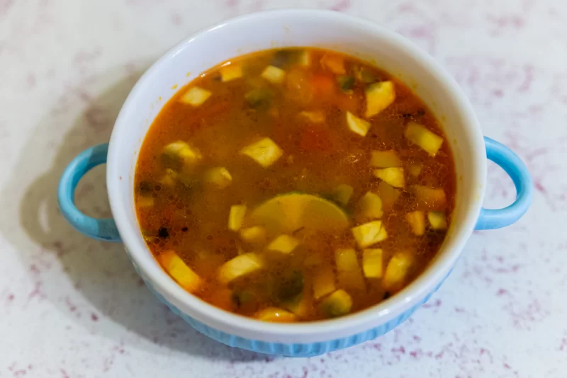 Аппетитный овощной суп в голубой тарелке