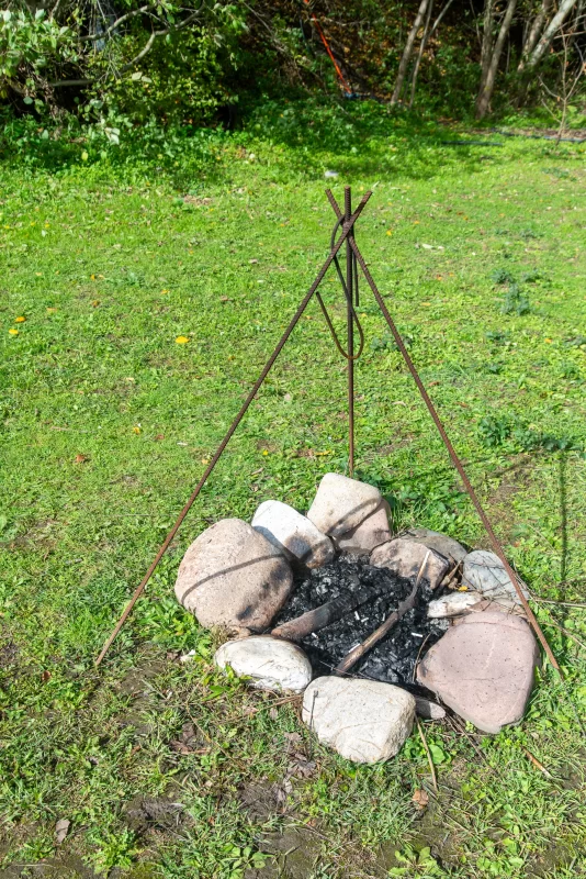 Уличное кострище с треногой для готовки