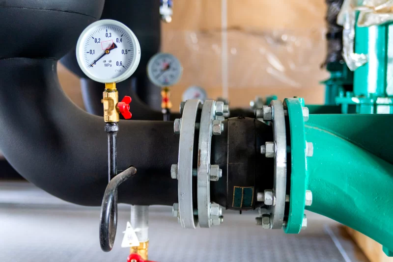Система труб с манометром и фланцами
