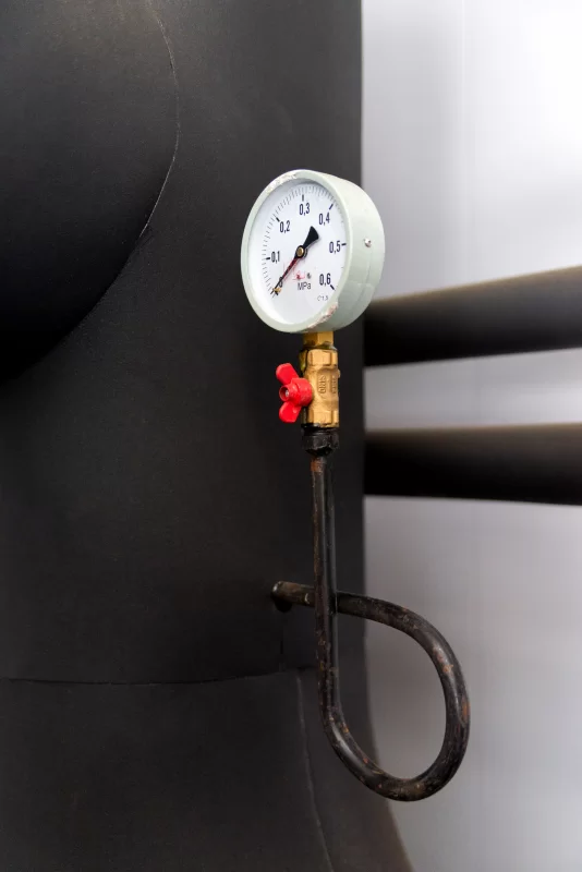 Манометр на черном оборудовании