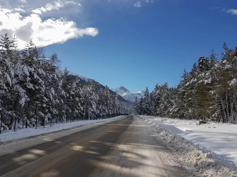 Зимний горный пейзаж с дорогой и снегом