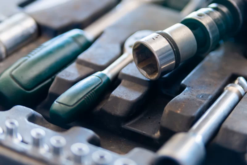 Ящик с набором инструментов для авторемонта, крупным планом