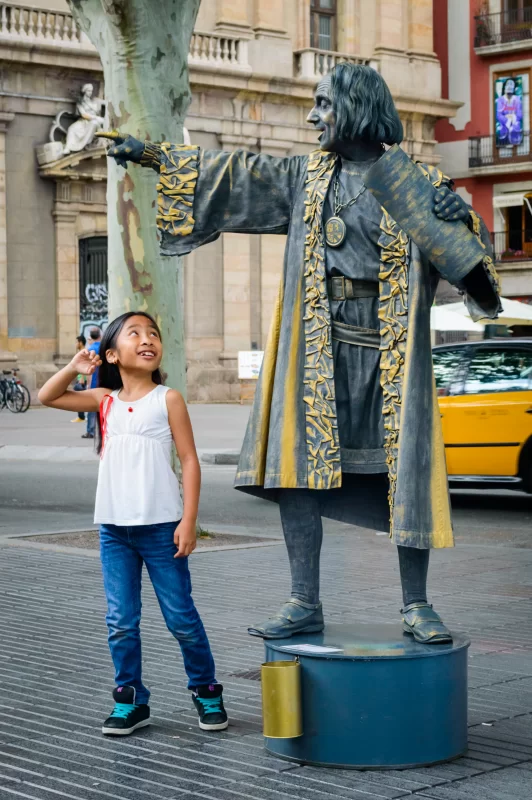 Статуя человека, одетого как Христофор Колумб