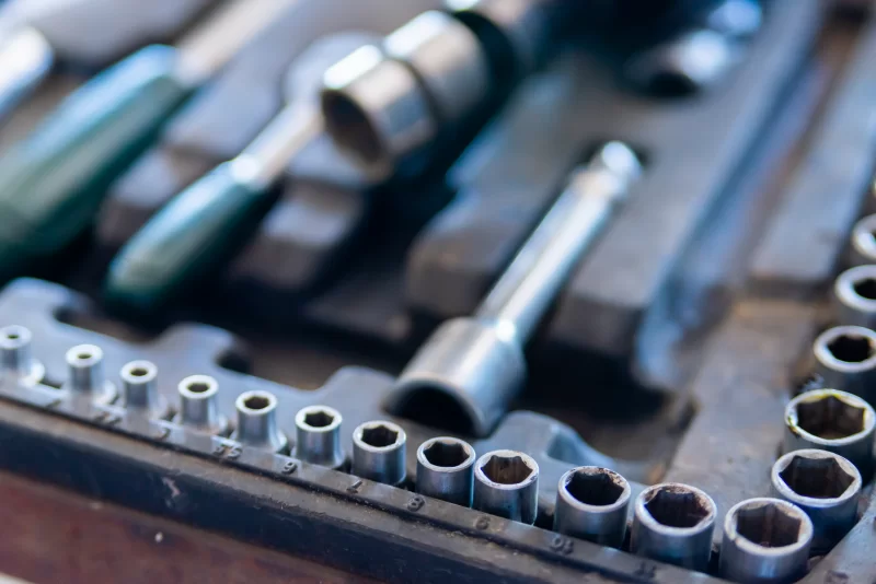 Ящик с набором инструментов для ремонта автомобилей, крупным планом.