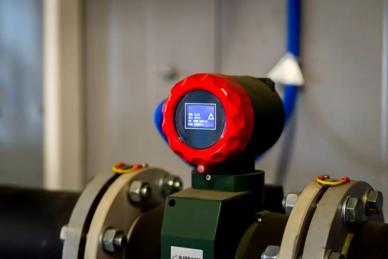 Современный промышленный датчик с цифровым дисплеем и красным ободком