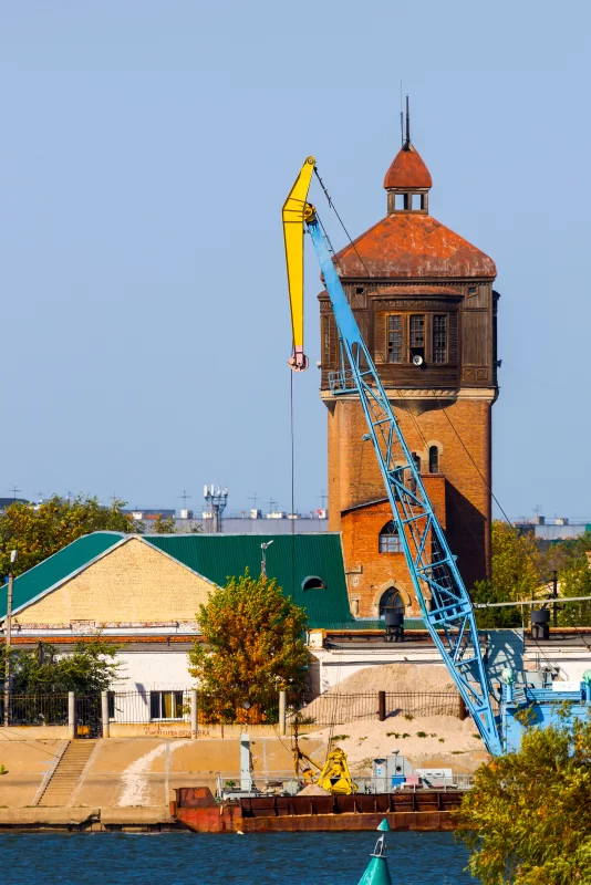 Старая водонапорная башня и кран