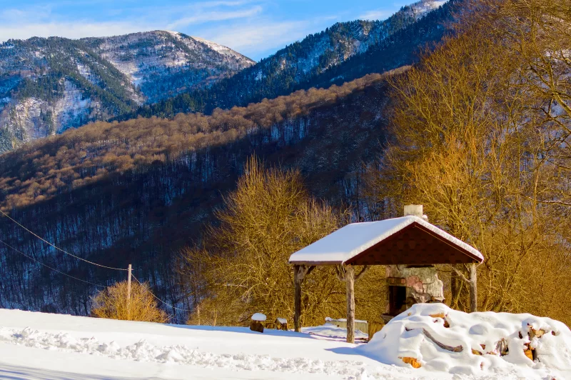 Зимний горный пейзаж со скалами и снегом