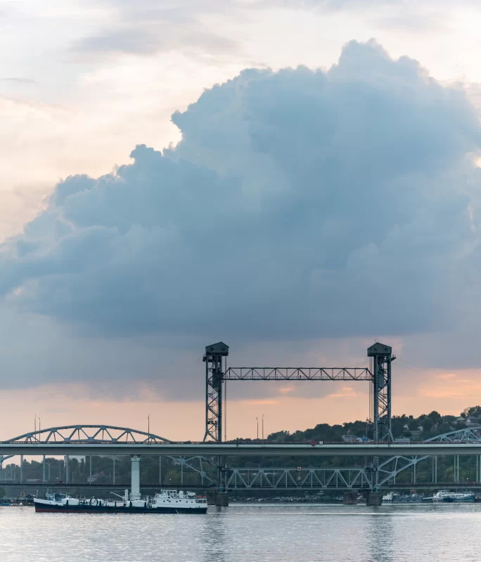 Длинный железнодорожный разводной мост через реку