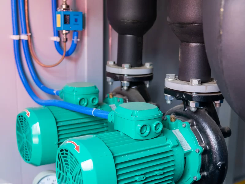 Промышленная насосная установка с двигателями