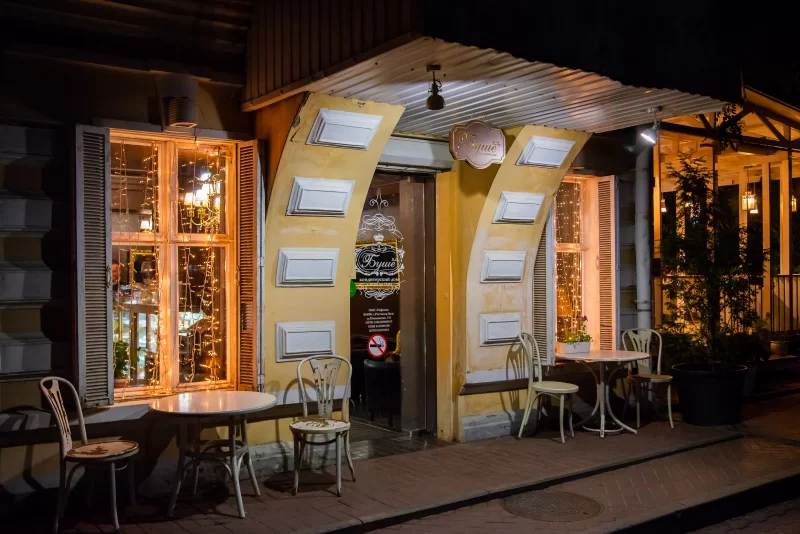 Уютное кафе вечером: вечерняя подсветка и столики на улице