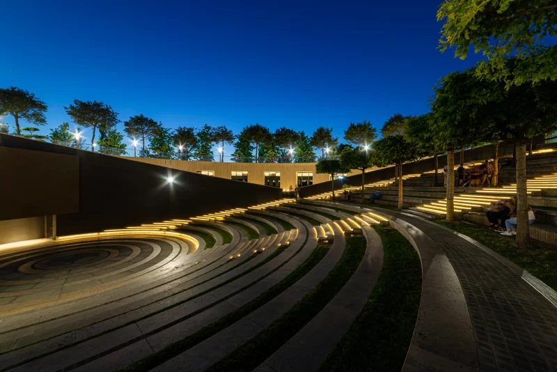 Современный амфитеатр, похожий на античный театр