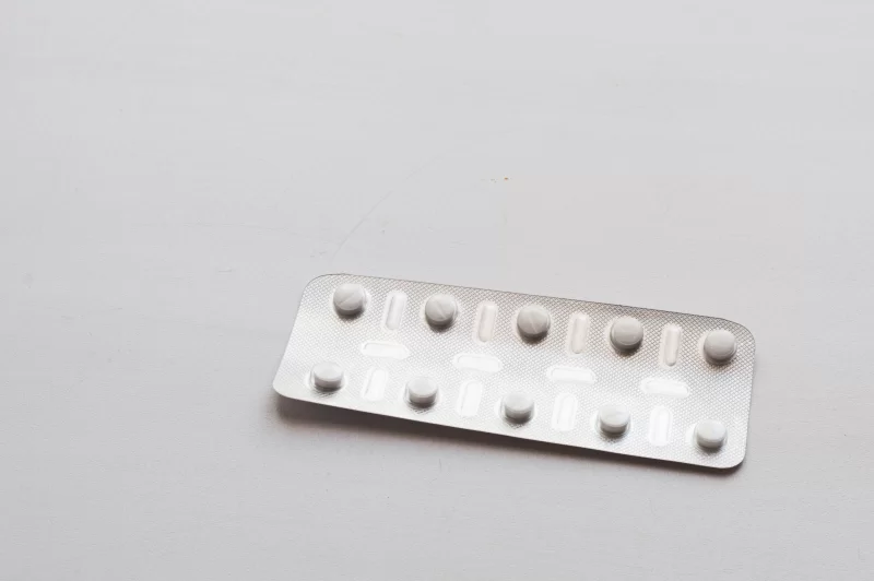 Блистер с таблетками на белом фоне