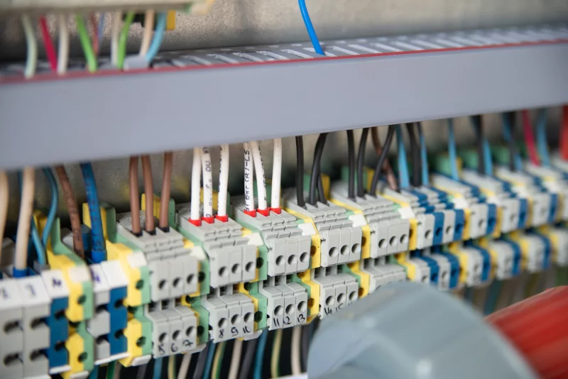 Электрические провода и клеммные блоки в распределительном щите