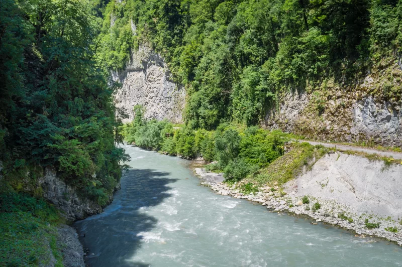 Горная река в ущелье