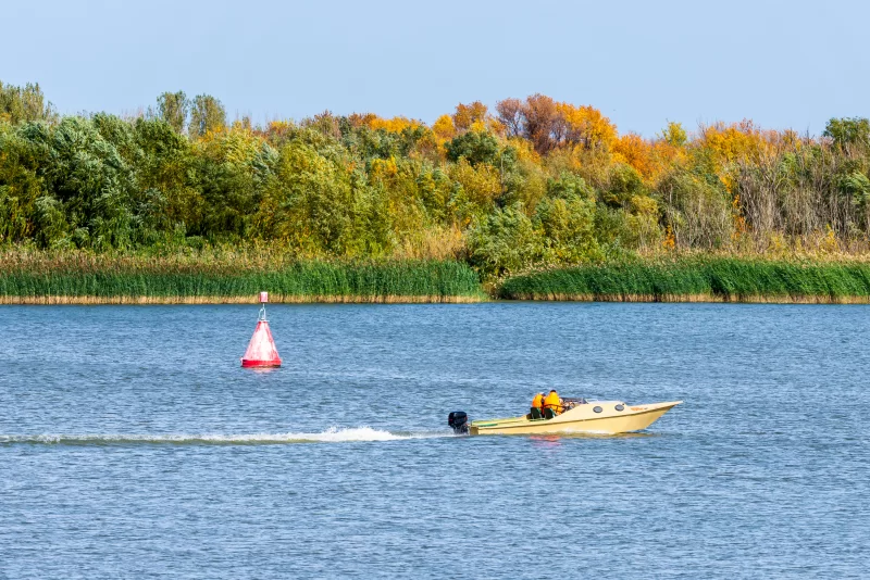 Моторная лодка мчится по реке