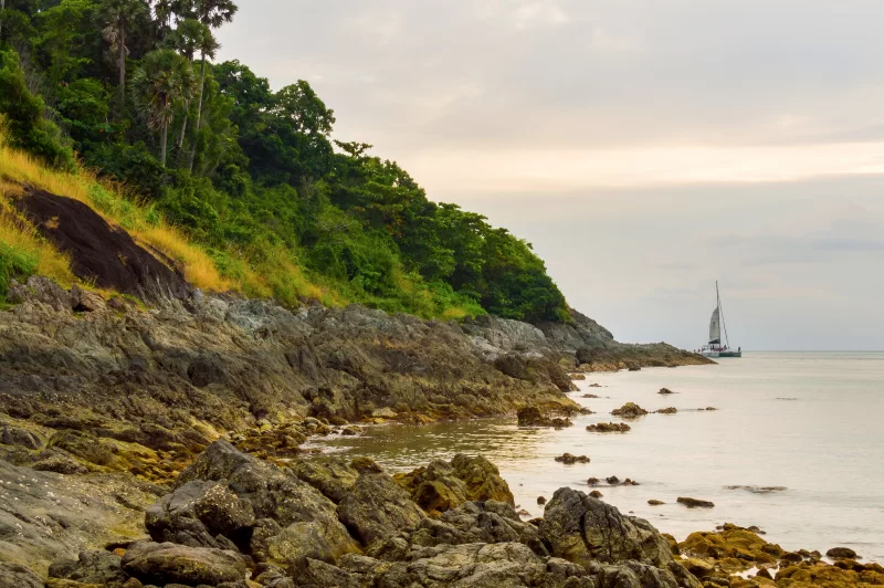 край крутого склона на склоне холма