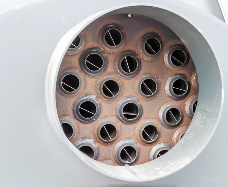 Внутренний вид теплообменника: множество труб и ржавчина