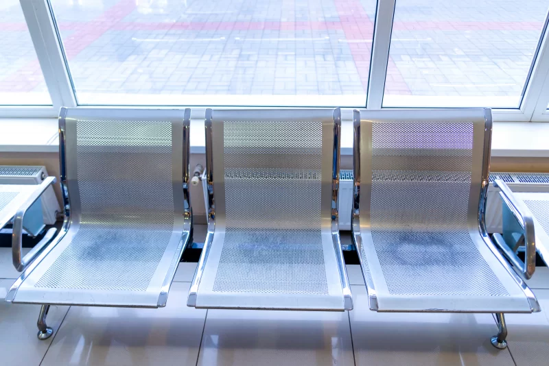 Современные металлические сиденья в зале ожидания