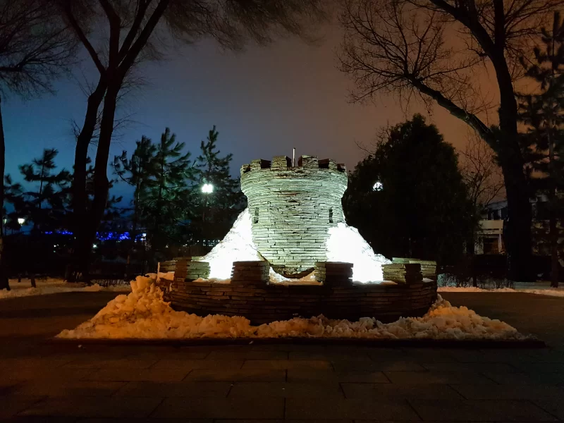 Зимняя сказка: Заснеженная башня в ночном парке