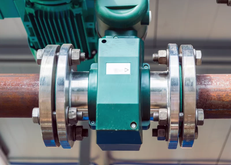 Промышленный расходомер на трубе