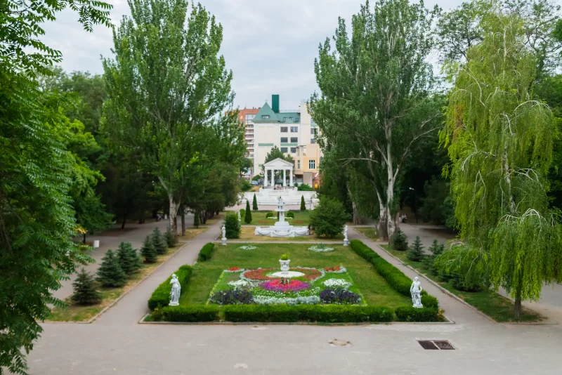 Цветущий Парк Горького в Ростове-на-Дону: Идиллия лета