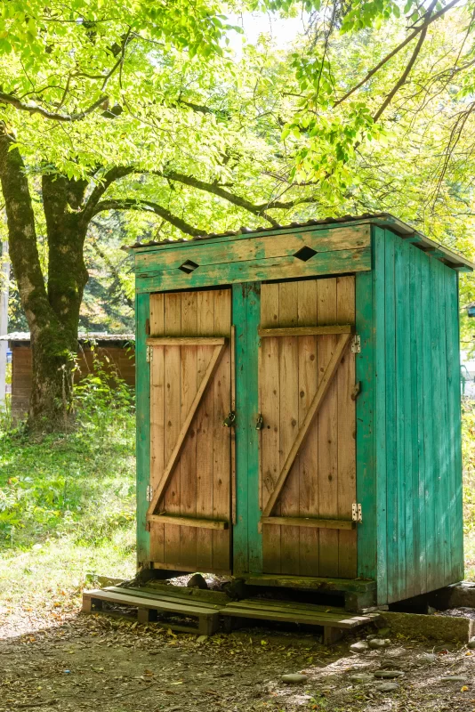 Деревенский зеленый деревянный нужник в Адыгее