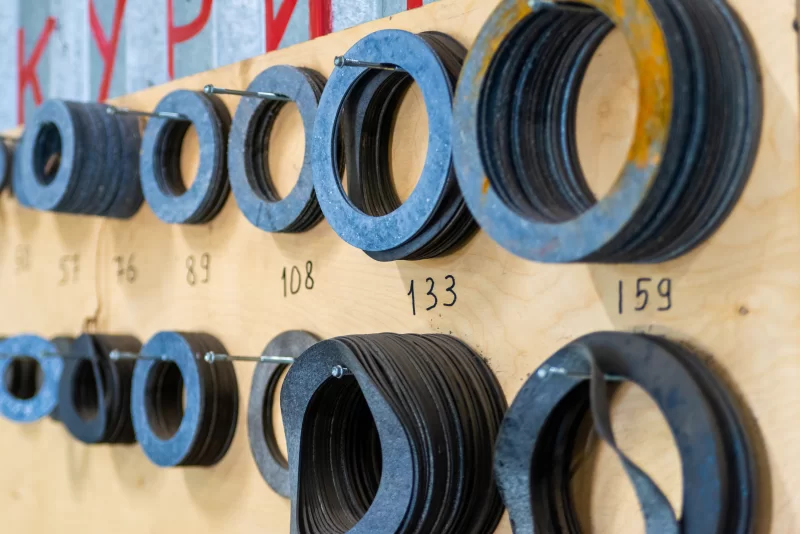 Кольца прокладок на стене