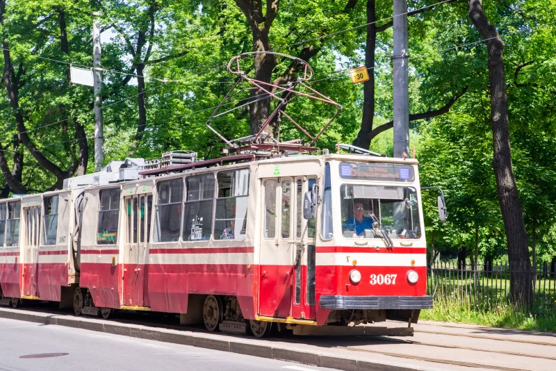 Трамвай идет по улице города