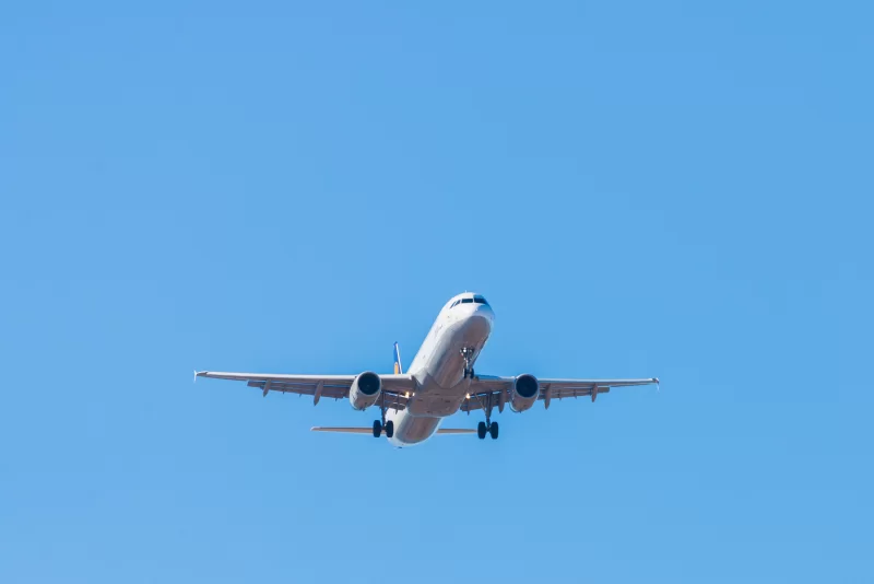 Самолет Airbus A321 авиакомпании Lufthansa готовится к посадке.