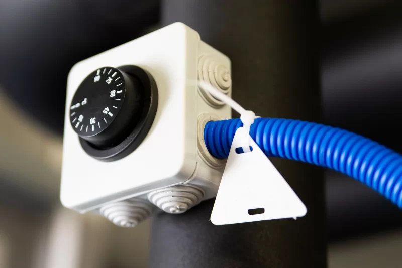 Термостат с синим кабелем и белой биркой