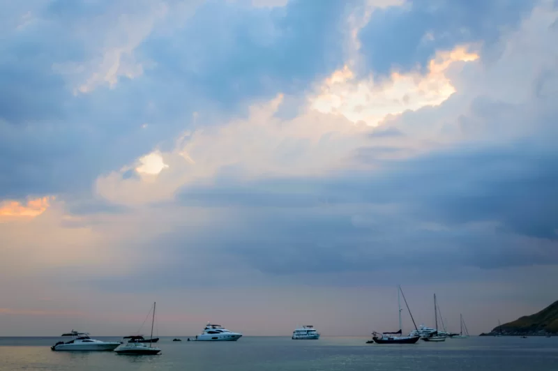 Маленький катер причаливает в бурном море.