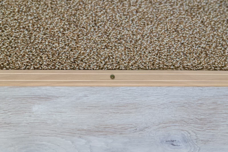 Порог между ковролином и ламинатом