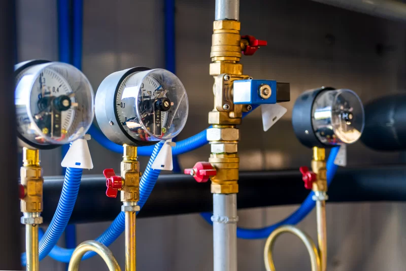 Манометры на трубопроводе
