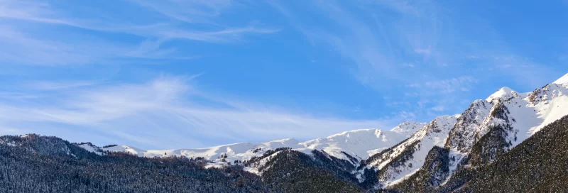 Зимний горный пейзаж со скалами и снегом