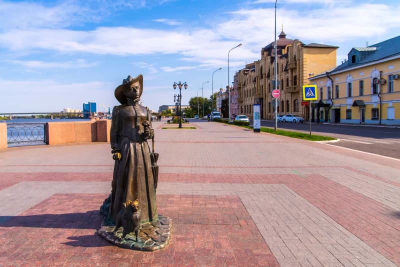 Sculpture Lady with the Dog