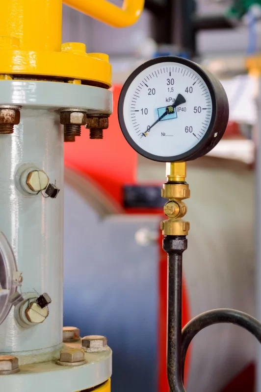 Манометр на промышленном оборудовании: точный контроль давления в системе