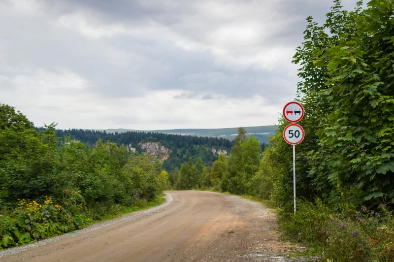 Извилистая дорога в горах с дорожными знаками