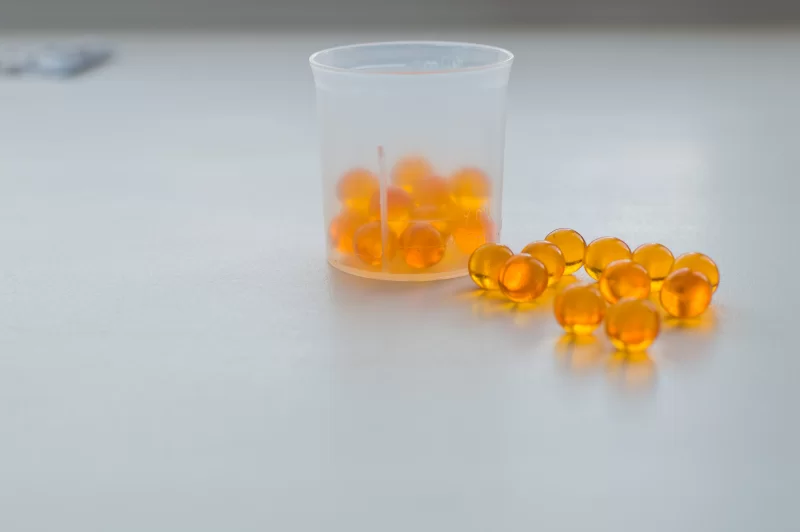 Медицинские капсулы в прозрачном стакане