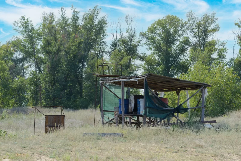 Бочки с маслом и топливом под навесом на ферме