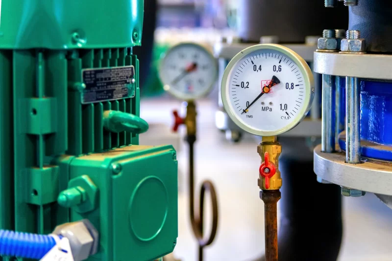 Промышленное оборудование: манометры и электродвигатель