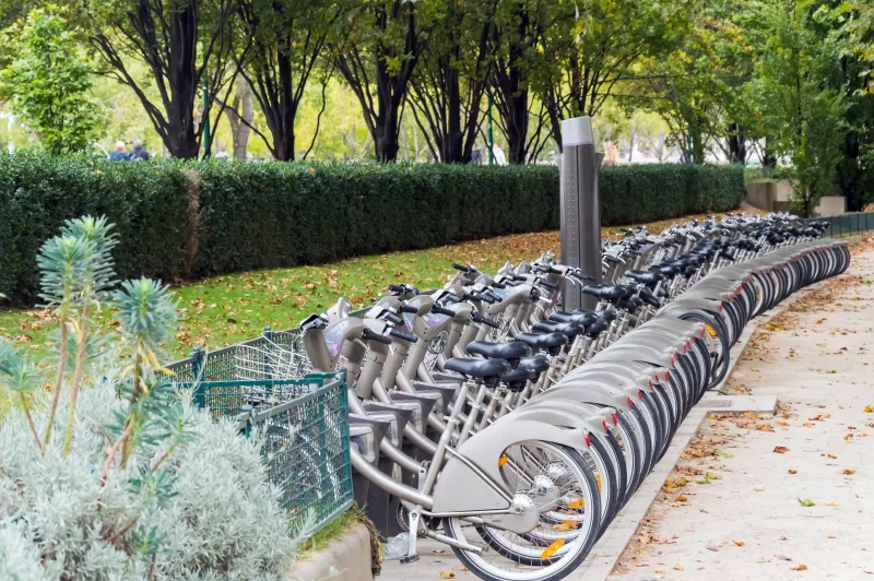 Станция велопроката в осеннем парке