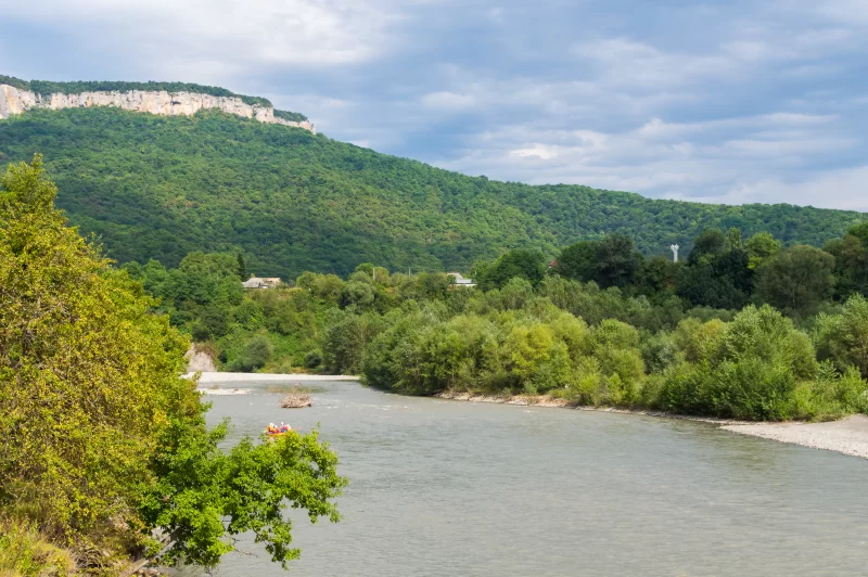 Величественная река среди горных вершин и изумрудных лесов
