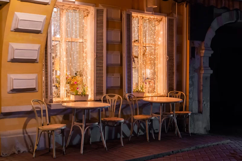 Уютное летнее кафе на открытом воздухе вечером