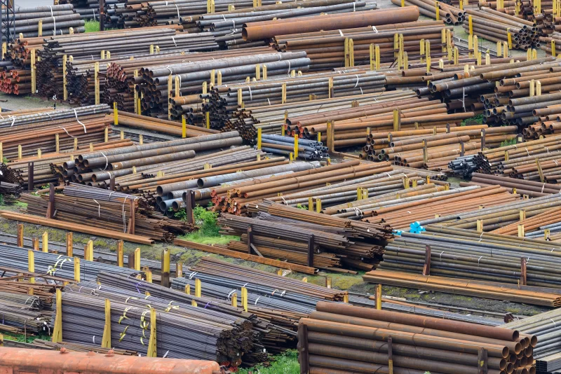 Склад металлических труб разных диаметров
