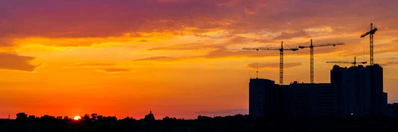 Строительная площадка жилого дома на закате