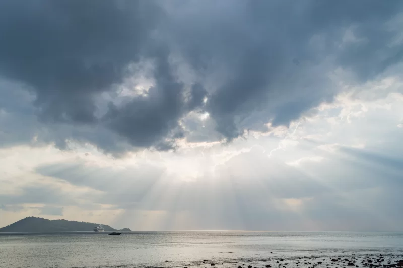 Лучи света сияют