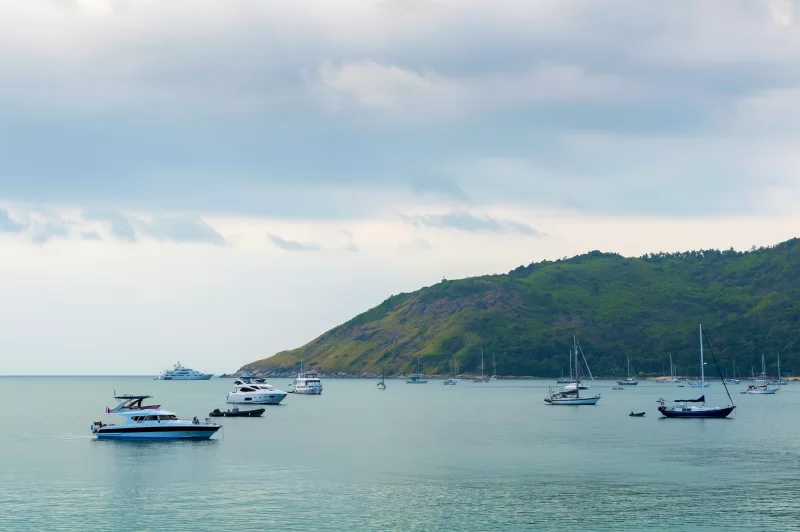 Маленький катер причаливает в бурном море.